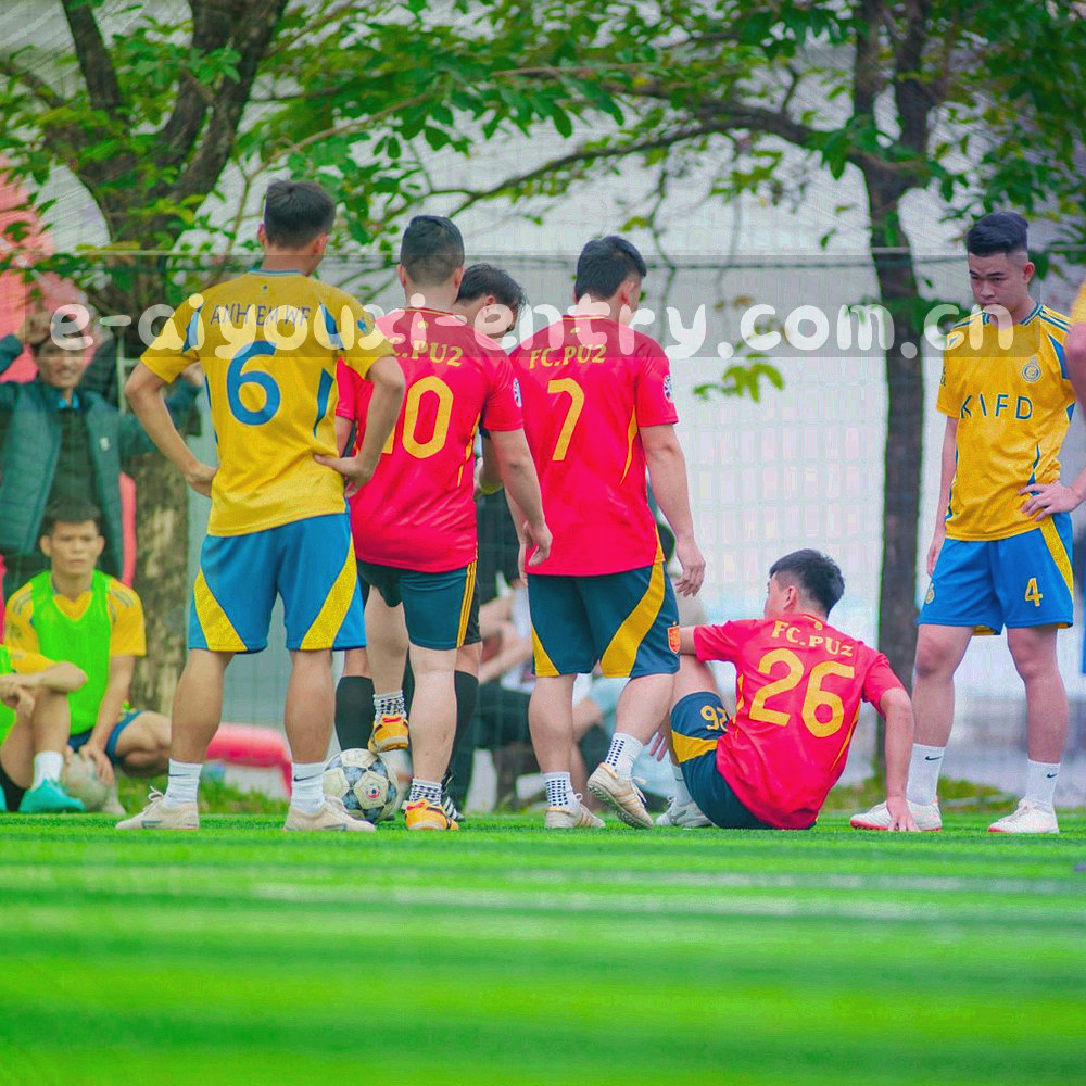 反馈记录条目堆叠与核实标记的抽象图形